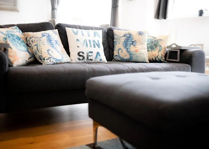 Seaview, Luxury Apartment, 2 Min Walk To Porth Beach